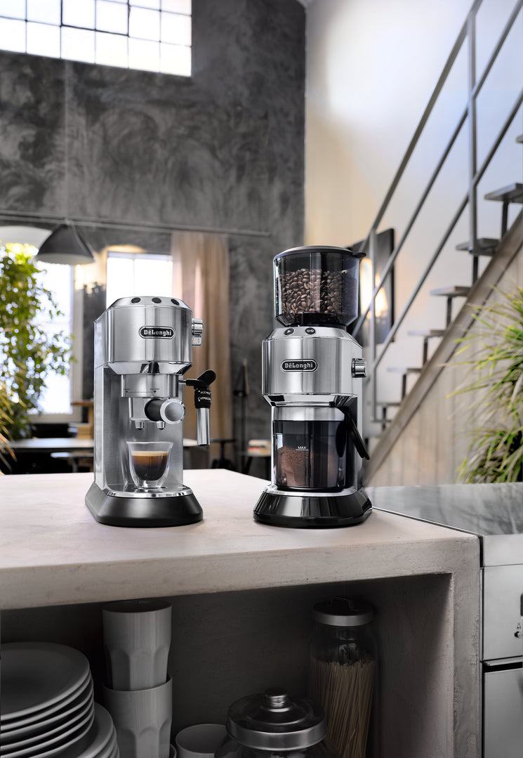 Cafetera Espresso DeLonghi Dedica EC685M | Diseño compacto y rendimiento profesional