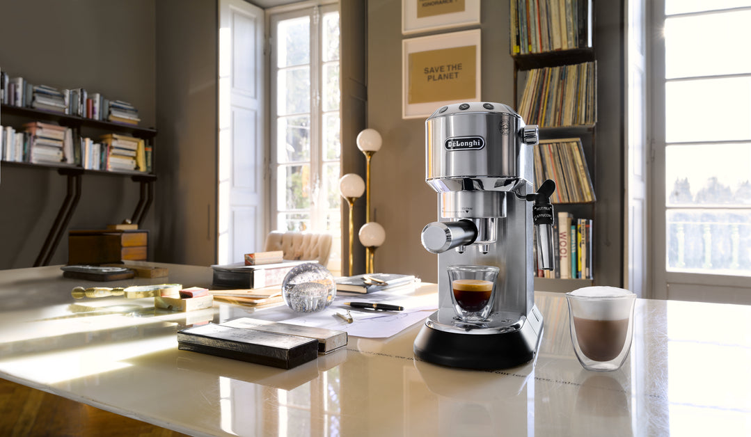Cafetera Espresso DeLonghi Dedica EC685M | Diseño compacto y rendimiento profesional