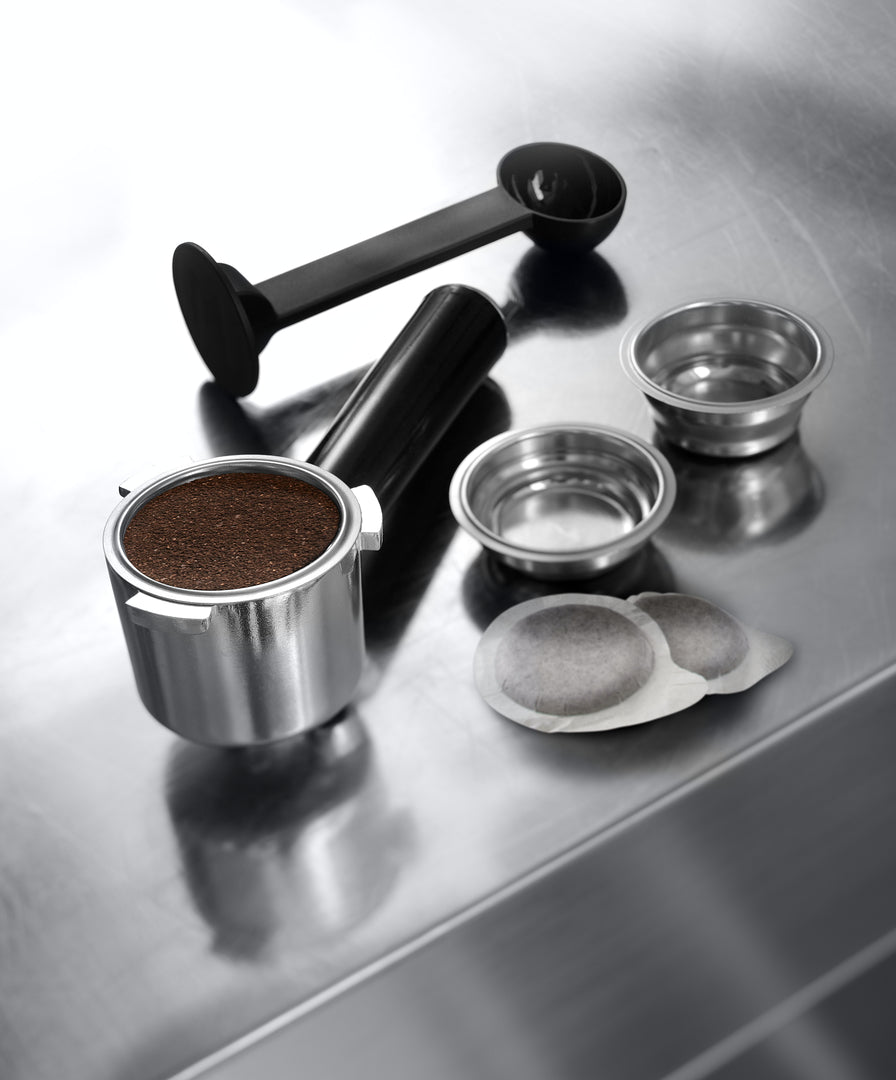Cafetera Espresso DeLonghi Dedica EC685M | Diseño compacto y rendimiento profesional