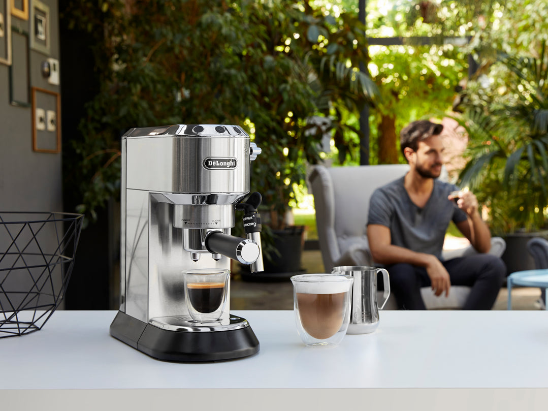 Cafetera Espresso DeLonghi Dedica EC685M | Diseño compacto y rendimiento profesional