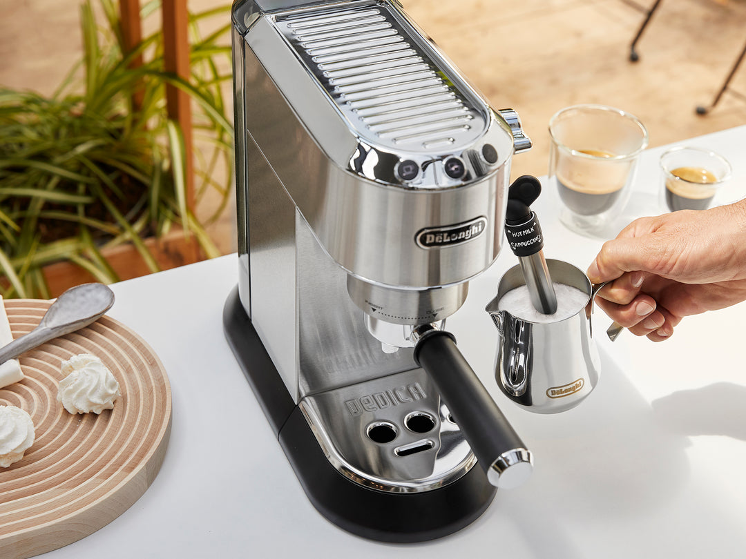 Cafetera Espresso DeLonghi Dedica EC685M | Diseño compacto y rendimiento profesional